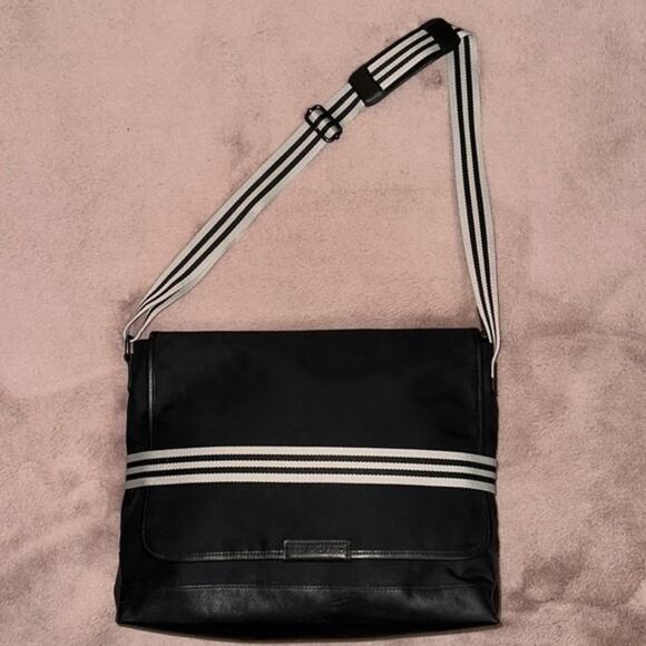 Very Chic & Versatile Messenger Bag by Baekgaard - Picture 1 of 15